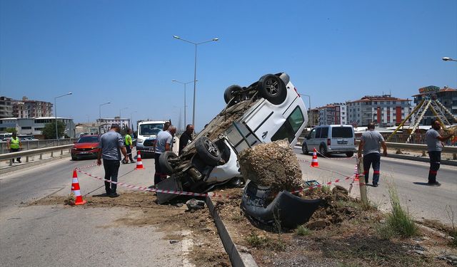 Hatay'da aydınlatma direğine çarpan hafif ticari araçtaki 3 kişi yaralandı