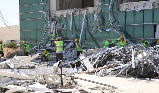 Hatay'da depremlerde hasar gören hastanenin yıkım çalışmalarına başlandı