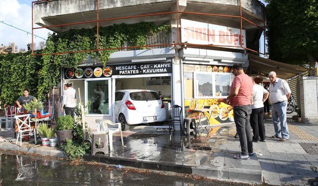 Hatay'da kontrolden çıkan otomobil büfeye girdi 4 kişi yaralandı