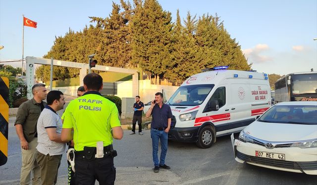 Hatay'da otomobilin çarptığı motosikletteki 4 kişi yaralandı