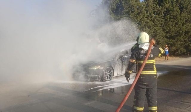 Hatay'da seyir halindeki otomobil yandı