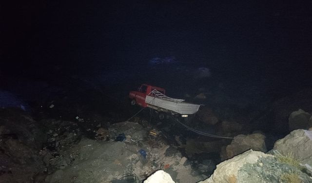 Hatay'da sürücüsünün el frenini çekmeyi unuttuğu kamyonet denize düştü