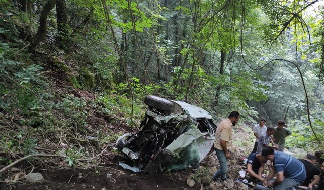 Uçuruma yuvarlanan otomobildeki 2 kişi yaralandı