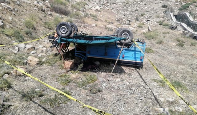 Isparta'da devrilen tarım aracındaki bebek öldü, 2 kişi yaralandı