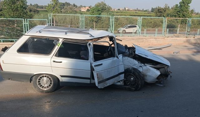 Mersin'de aydınlatma direğine çarpan otomobildeki 2 kişi yaralandı