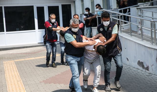 Mersin'de terör örgütü elebaşı lehine slogan atan 10 şüpheli tutuklandı