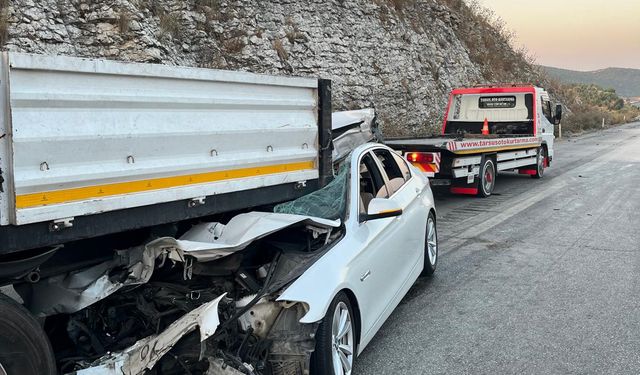 Mersin'de tıra arkadan çarpan otomobilin sürücüsü yaralandı