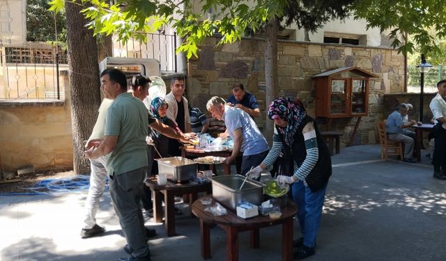 Saimbeyli'de vatandaşlara aşure ikram edildi