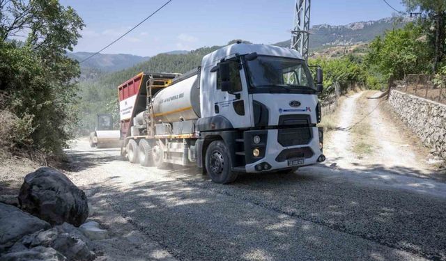 Mersin’de kırsal mahallelerde yol yapım çalışmaları sürüyor