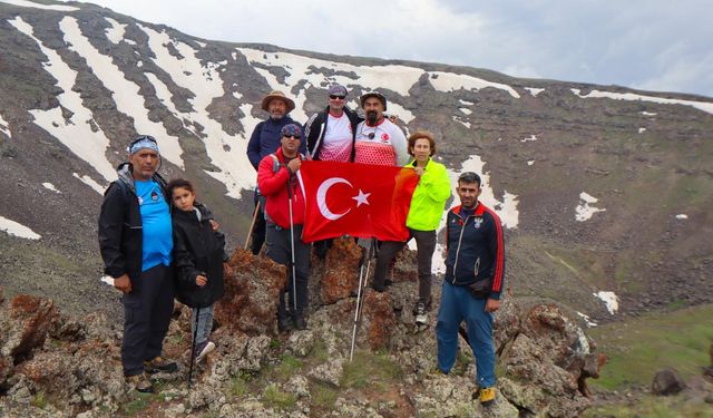 Ağrı Dağı'nın 3 bin 500 rakımındaki meteor çukurları dağcıların yeni rotası oldu