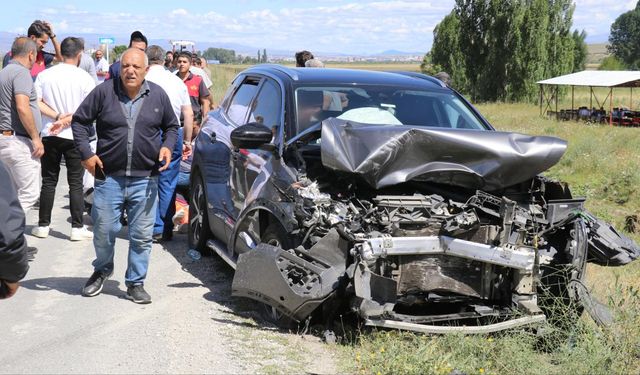 Ağrı'da iki otomobil çarpıştı: 13 yaralı