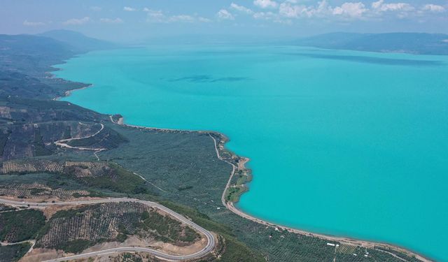 İznik Gölü alg patlamasıyla turkuaz görünüme kavuştu