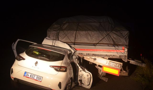 Amasya'da tıra çarpan otomobildeki 5 kişi yaralandı