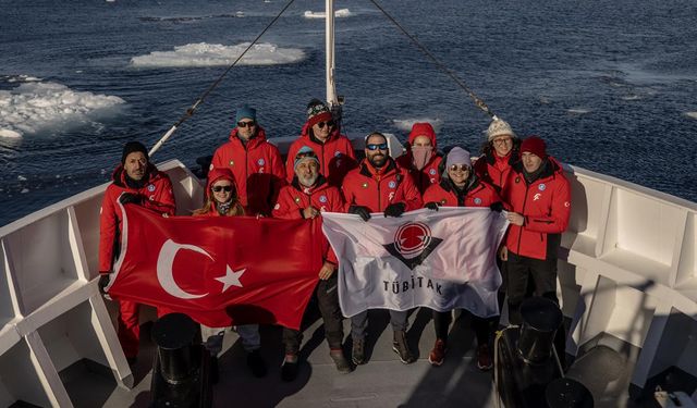 Türk bilim insanları Kuzey Kutbu'ndaki deniz buzu hattına vardı