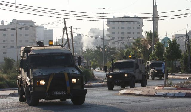 İsrail askerleri Batı Şeria'da 25 Filistinliyi gözaltına aldı