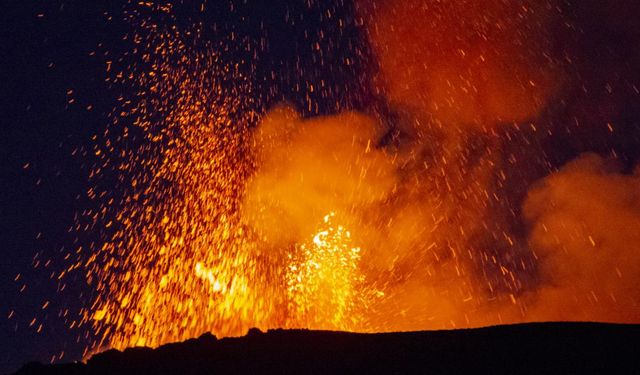 İtalya'da Etna Yanardağı yeniden kül ve lav püskürttü