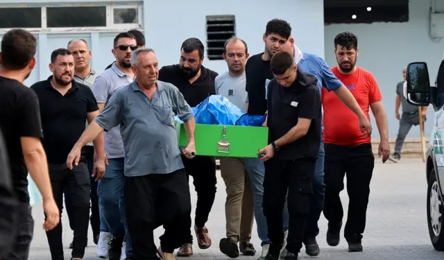 Adana'da baraj gölüne düşen otomobilde ölenlerin cenazeleri defnedildi