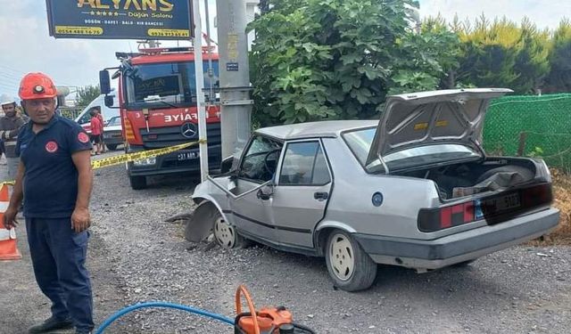 Hatay'da direğe çarpan otomobilin sürücüsü öldü