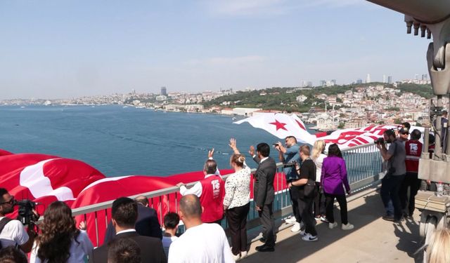 İstanbul’da 15 Temmuz için köprülere Türk bayrağı asıldı