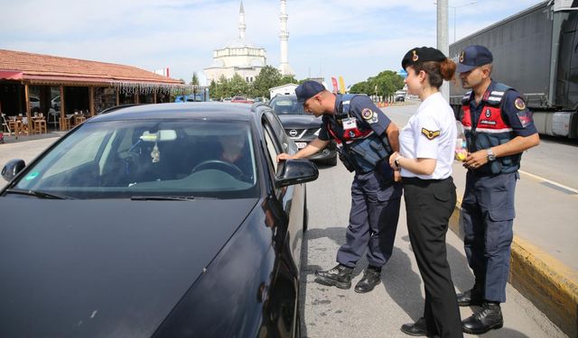 Jandarma yurda giren gurbetçileri ikramlarla karşılıyor