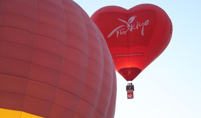 Kapadokya'da sıcak hava balonları Türk bayrakları ile uçtu