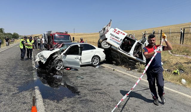 Yozgat'ta hafif ticari araçla otomobil çarpıştı: 4 ölü