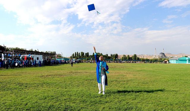 62 yaşındaki iki torun sahibi kadın üniversiteyi birincilikle bitirdi