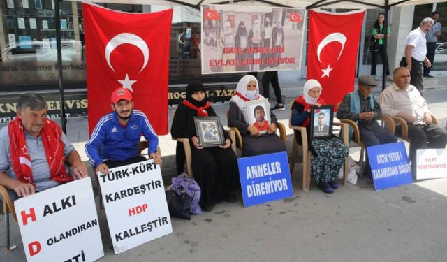 Muşlu aileler "evlat nöbeti"ni sürdürdü