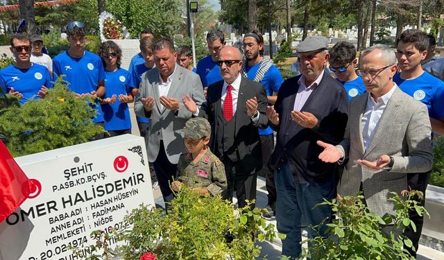 Vatandaşlar 15 Temmuz kahramanı şehit Ömer Halisdemir'in kabrine akın etti