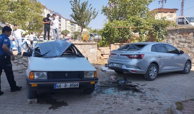 Afşin’de Otomobil, Park Halindeki Aracın Üzerine Düştü: 1 Yaralı