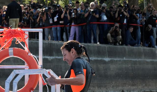 Paris Belediye Başkanı, kirliliğiyle gündeme gelen Sen Nehri'nde yüzdü