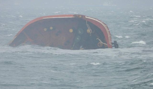 Filipinler'de yaklaşık 1,5 milyon litre petrol taşıyan tanker alabora oldu