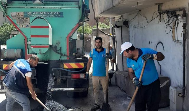 Kadın muhtar Mahallesi'nin asfalt yama çalışmalarını hızlandırdı