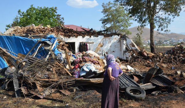 Afşin’de Yaşlı Çift Yanan Evlerini Gözyaşları İçinde İzledi