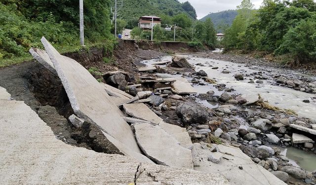 Samsun'da şiddetli yağış nedeniyle yol çöktü