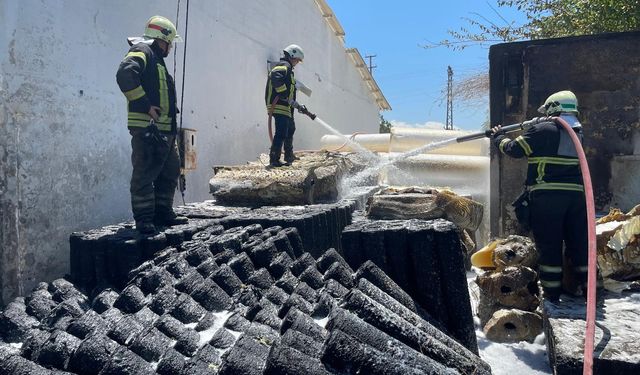 İnşaat malzemeleri bulunan depoda çıkan yangında tedirgin eden patlama