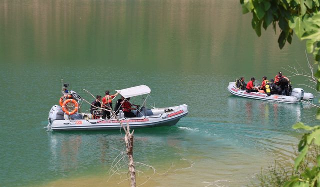 SAK ve JAK ekipleri, su altında helikopter enkazının keşfini sürdürüyor