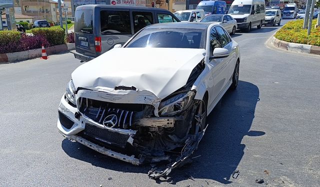 Antalya'da 3 araçlı zincirleme kaza: 2 yaralı