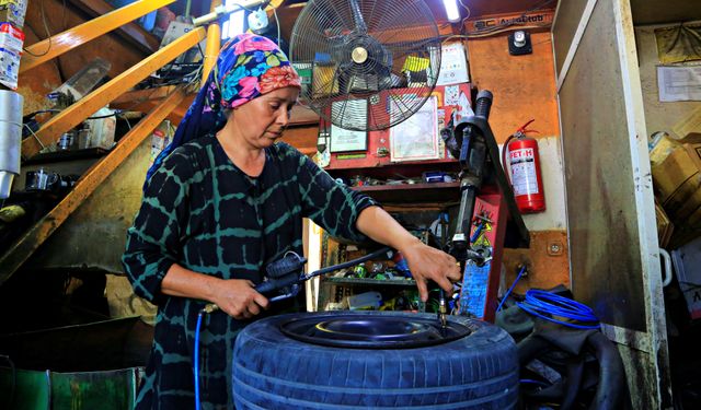 Ustası kocası: 25 yıldır lastik tamirciliği yapan kadın, sürücüleri şaşırtıyor