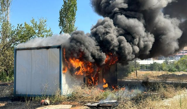 Afşin’de Üç Konteyner ve Çadır Yandı