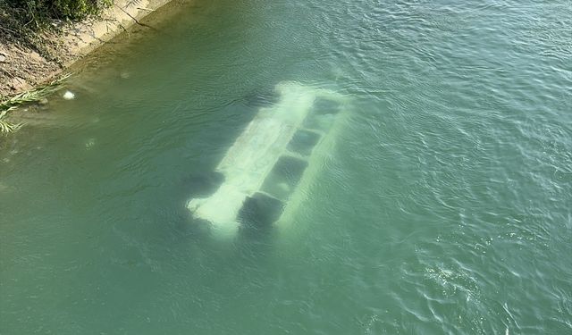 Adana'da zincirleme kazada iki aracın kanala devrilmesi sonucu 2 kişi yaralandı