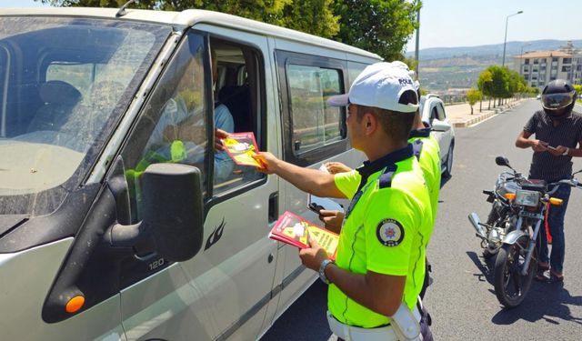 Altınözü'nde trafik polisleri sürücüleri bilgilendirdi