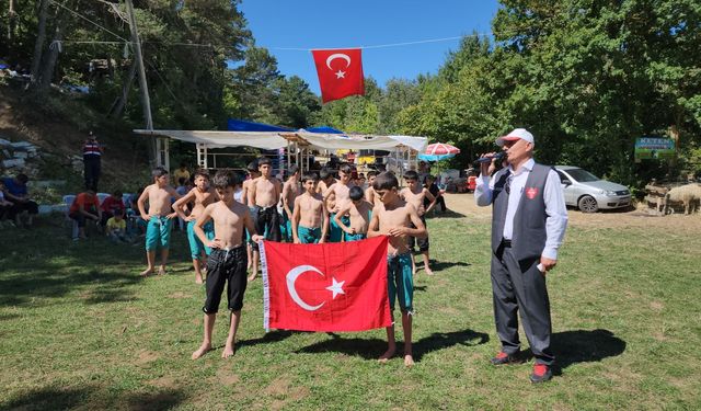 Amasya'da "Şampiyon Mahmut Demir Karakucak Güreşleri" yapıldı