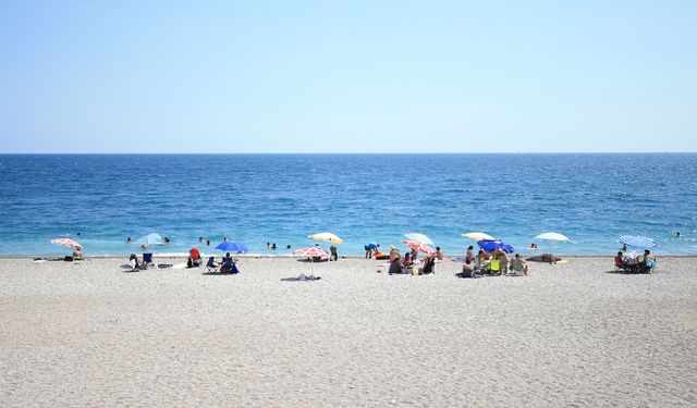 Antalya sahillerinde sıcak hava yoğunluğu