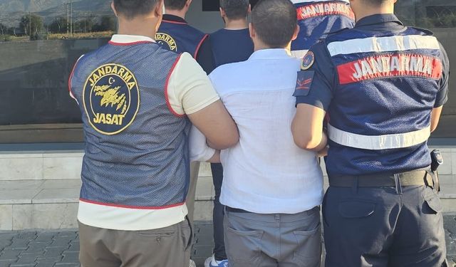 Antalya'da 2 hükümlü yakalandı