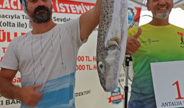 Antalya'da "Balon Balığı Yakalama Yarışması" düzenlendi