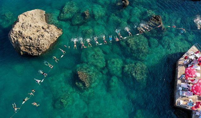 Antalya'da denizde yapılan su cimnastiği rağbet görüyor