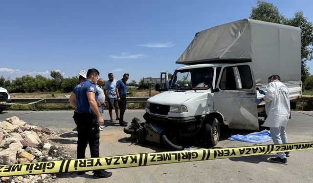 Antalya'da kamyonet ile motosikletin çarpıştığı kazada 1 kişi öldü