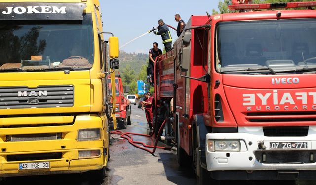 Antalya'da seyir halindeki tırda çıkan yangın söndürüldü