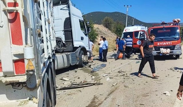 Adana'da otomobilin evin önünde oturanlara çarpması sonucu 1 çocuk öldü, 3 kişi yaralandı